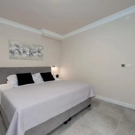 Makris No 2 Apartment *